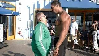 تنكر ونزل الى الشارع ليلقن صديقه العملاق درسا  دندنها