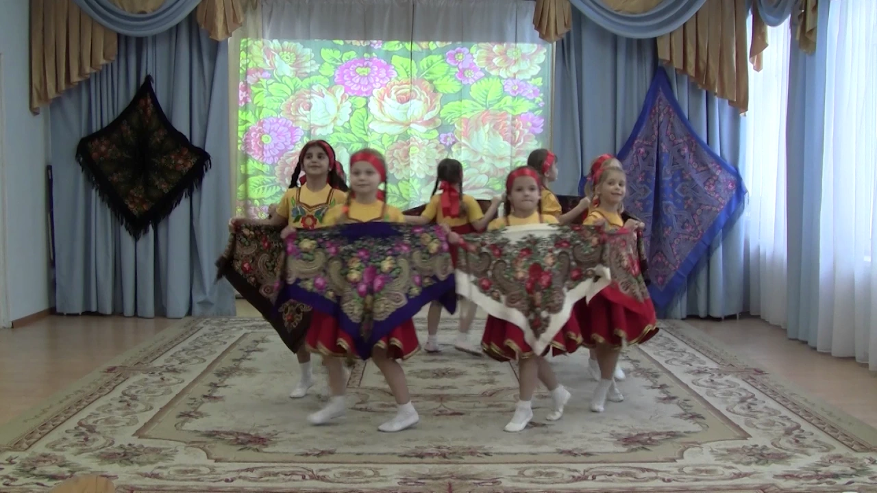 танцы для детей в доу. тнецсплаточкамидетскийсад. платочки для танцев в детском саду. платочек для народного танца. танец с платками.