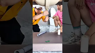 وضع الأب الأنبوب في المكان الخطأ  لكن الابنة أخبرته بالطريقة الصحيحة   دندنها