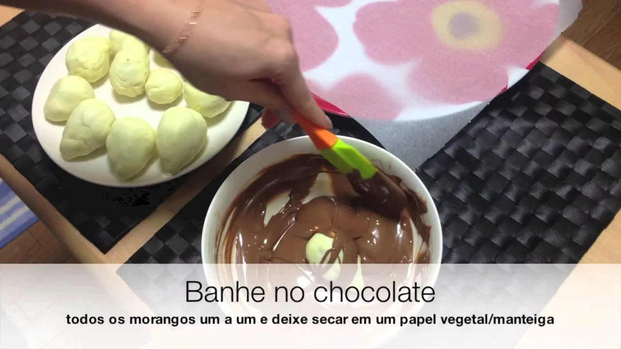BOMBOM DE MORANGO E LEITE NINHO