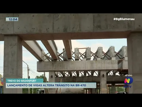 Lançamento de vigas altera trânsito no trevo do Badenfurt