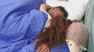 ambiente aquece sara e mois s voltam a dormir agarradinhos com beijos mistura o tri ngulo