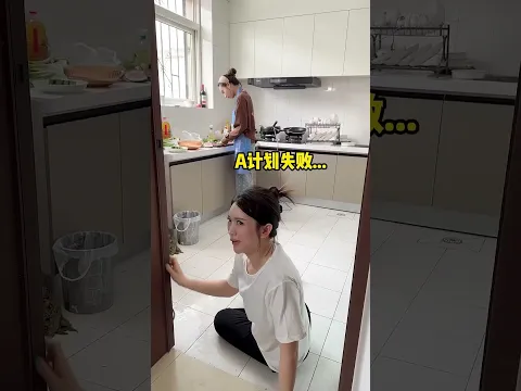 悄悄在闺蜜腿上绑盘子，面粉直接糊一脸！噼里啪啦哀嚎，这声音太解压！ #funny #高能段子手 #搞笑 #美女搞笑 #comedy