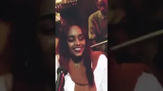 الفرقة كلها بكت و هم بغنوا يا الخرطوم يا العندي جمالك 