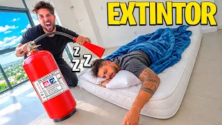 ⚠️ TROLLAGEM  ⚠️ O THIAGO INVADIU MEU APARTAMENTO E EU ACORDEI ELE COM EXTINTOR!! 