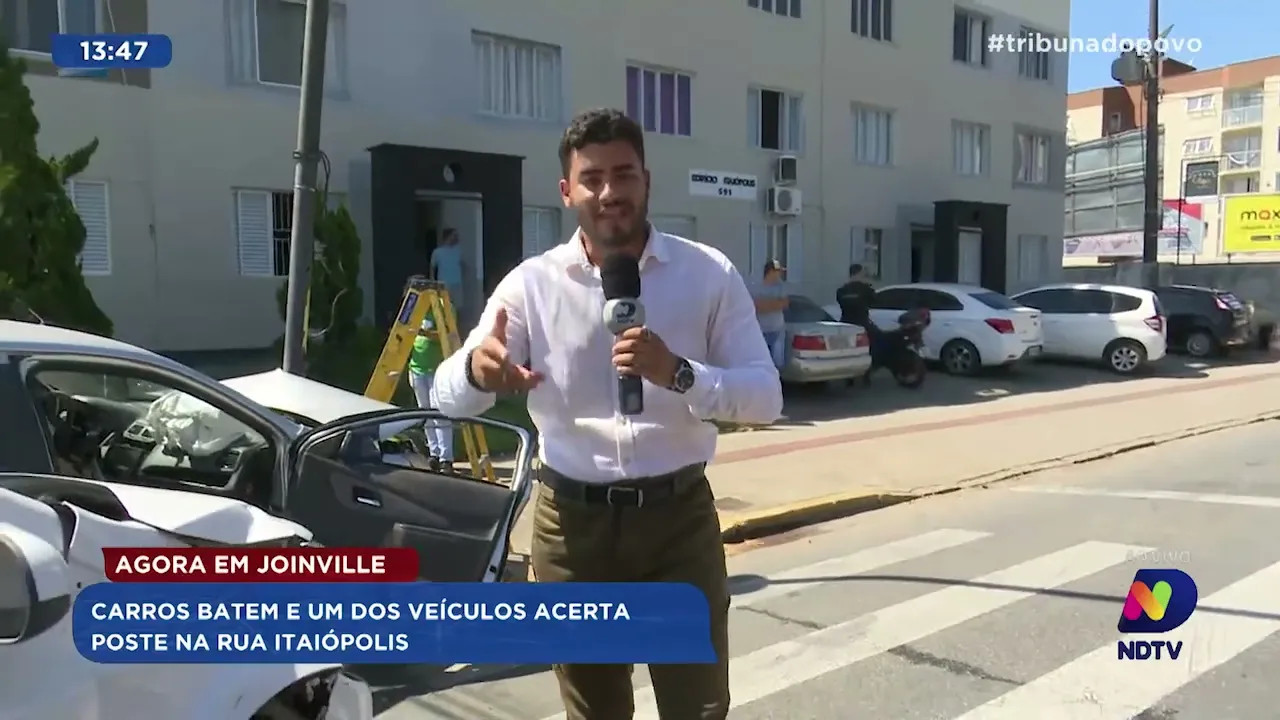 Carros batem e um dos veículos acerta poste, em Joinville