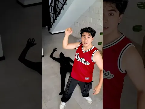 MI SOMBRA SE MUEVE SOLA 😱