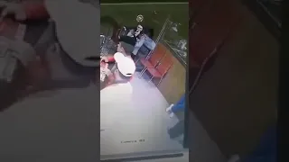 شاهد السعودي الذي تحرش بفتاة داخل احد المطاعم وحضنها وقبلها بالقوة وماذا حدث له 