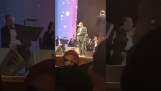 علي الحجار بيشرح معنى سمرا وبعيون كحيلة وجديلة ديل الكحيلة في حفل عيد الحب بدار الأوبرا المصرية 