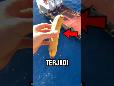 Apa yang Terjadi Saat Pisang Dilempar ke Laut?🍌😨 | #shortvideo