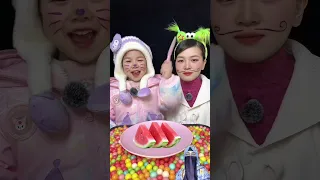   طفل لطيف يضحك     طفل مضحك  يضحك  لطيف  شورت  رائج  أنيق دندنها