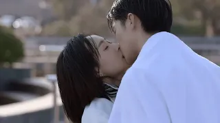 بعد أن خاطر حبيبها بحياته لإنقاذها سامحته وأعادت علاقتهما مجددا مقطع الجميع يعرف أنني أحبك 