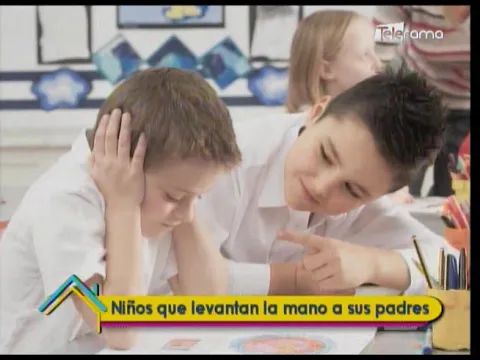 Niños que levantan la mano a sus padres