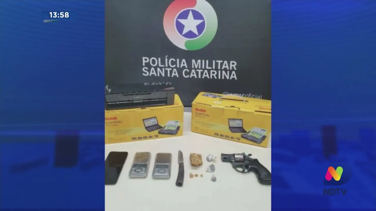 Jovem é preso e adolescente apreendido com drogas e arma ilegal em Blumenau