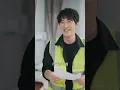 工地搬砖小伙遭踩头嘲讽，谁知下一秒身价千亿的美女总裁竟拉着他手吻了上去，对他柔声说道：“孩子爸，躲了这么多年跟我回家吧！”