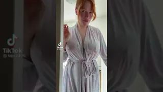 تنزع ملابسها واطلع صدرها 