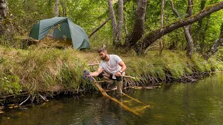 Vivac Construyendo Un Campamento Bushcraft Junto al Río