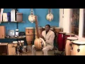 Lamine Saho uit Gambia bespeelt een Kora die te koop is bij Stiggelbout Slagwerk
