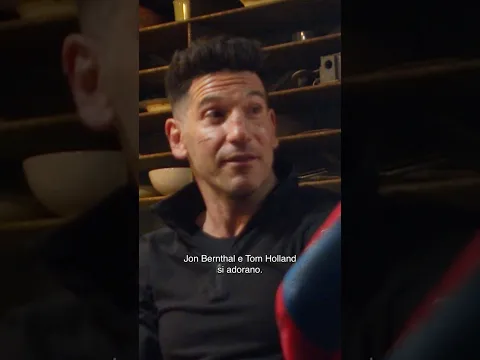 Noi davanti a Tom e Jon insieme sul set: 🥹