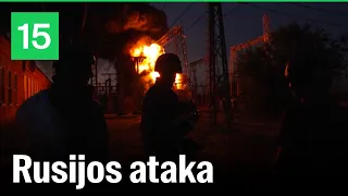 Po Rusijos atakos pirmadienį Ukrainos gelbėtojai gesina liepsnas degančioje elektros pastotėje