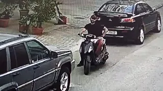 جرأة اللصوص في سن الفيل شاب ي سلب هاتفه في وضح النهار والدولة غائبة 