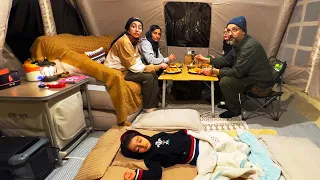 Camper Par Temps Orageux Avec Une Tente Gonflable 