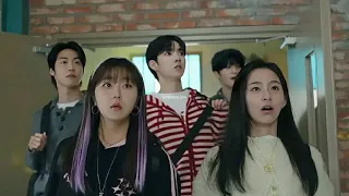 نجم مشهور بتحصله فضيحه و بيرجع الجامعه و هناك بيقابل بنت كيوت بيحبها و بيقرر يعمل فرقه معاها 