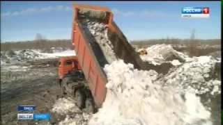 Коммунальщики активно вывозят снег с омских улиц