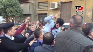 لحظة الاعتداء على ريهام سعيد وطرد طاقمها من أمام الكاتدرائية بالعباسية دندنها
