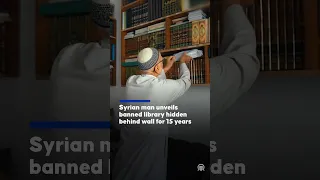 مرد سوری از کتابخانه ممنوعه ای که ۱۵ سال پشت دیوار پنهان شده بود  رونمایی کرد دندنها