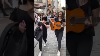 اغاني تركيه اجمل صوت بنت تركيا تغني بشارع صوت يخبل 