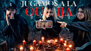 JUGAMOS A LA OUIJA EN UN PANTEÓN | ALGUIEN ME AGARRÓ EL PIE 😨