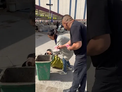 Man gives money to poor mother and daughter #short #ytshorts #trendingshorts #viralshort #fact #new
