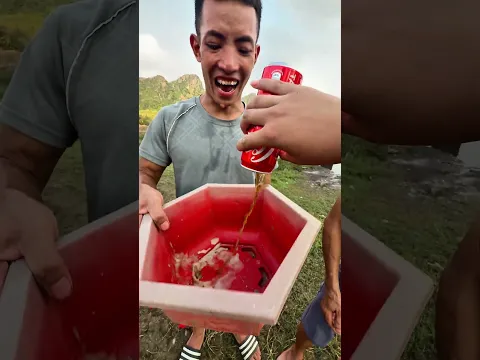 How To Drink Water By Hand With Coca