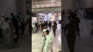 الملك يؤدي مناسك العمرة  الملك يؤدي مناسك العمرة