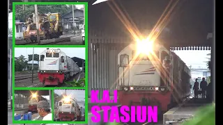 klakson kereta api bisa bikin kaget kalau kita berada di stasiunkereta api pasti kaget 