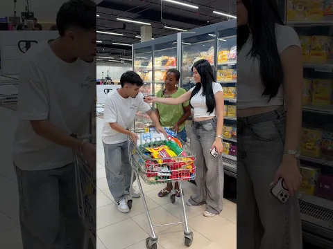 Tudo o que ela colocar no carrinho ela vai levar. Ela se emocionou!