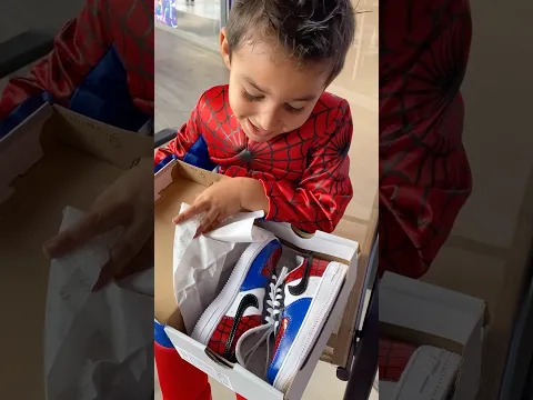 A Alex le apetecían unos tenis del Hombre Araña… #roro #tenispersonalizados #pintando