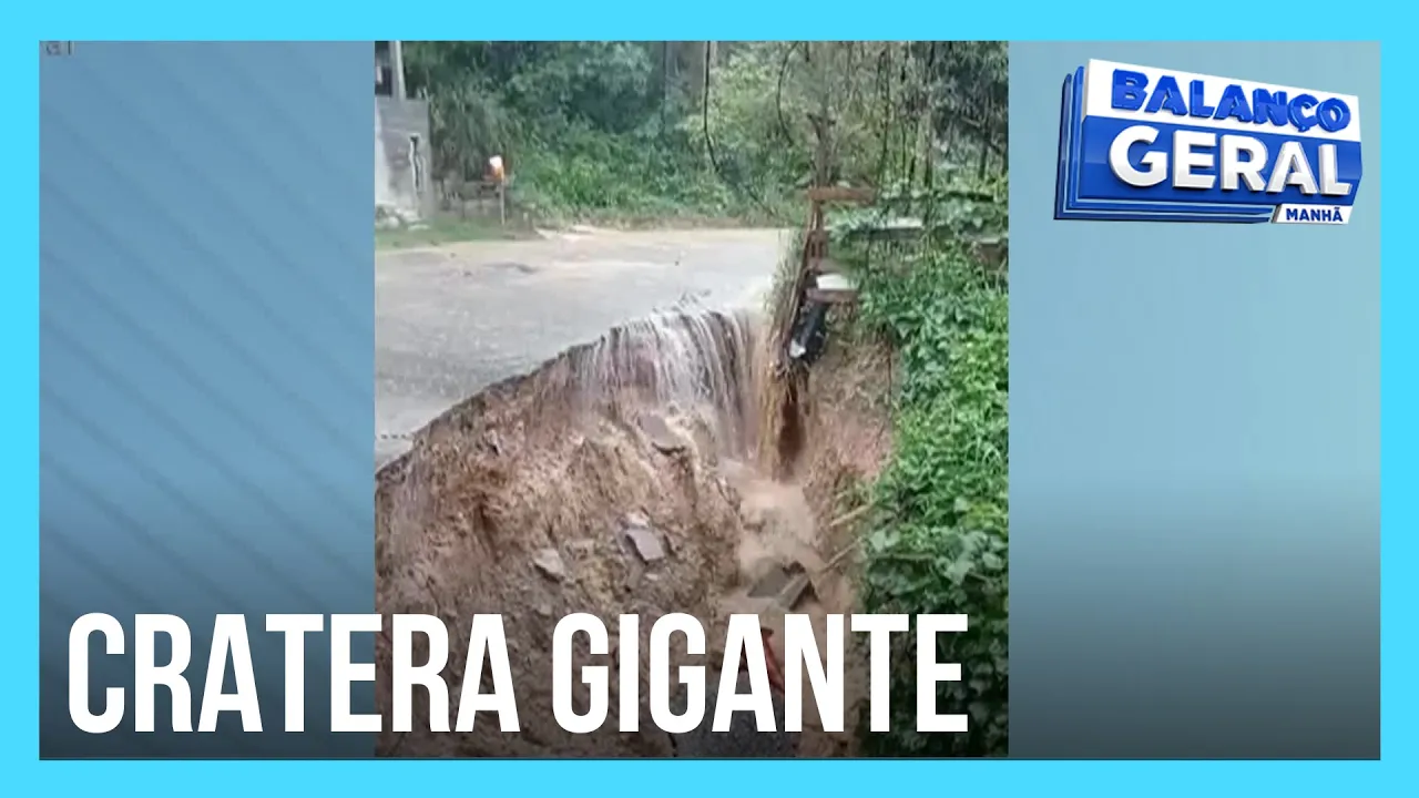 Moradores denunciam cratera e dizem que casas podem desabar em SP