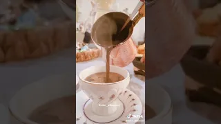 الحب ومدفينا والورد ومغطينا الشمس طالعه لينا 