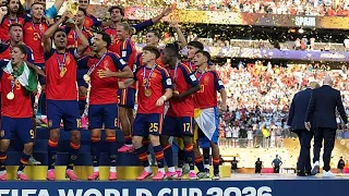 ترامب وإنفانتينو يسلمان كأس العالم لإسبانيا دندنها