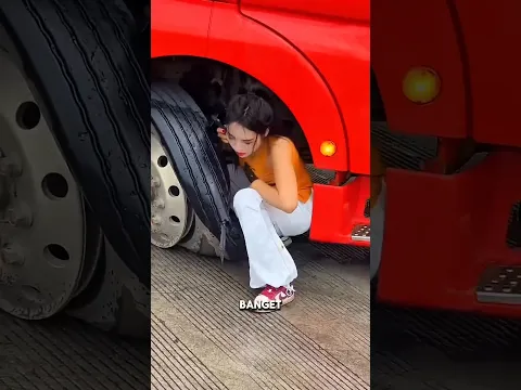 Tukang tambal ban mengganti ban truk di hari hujan 😲😻 #shorts #shortvideo #shortsfeed