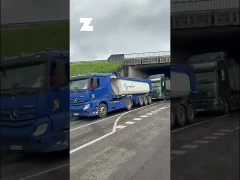 « On veut pouvoir travailler » : la colère de transporteurs à Saint-Benoît