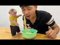 Download Lagu Sweet moments when monkey Lily helps dad do housework