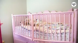 عمرها 25 سنة قررت ان تعيش مثل طفلة بعمر 5سنوات تنام في سرير اطفال وتصرف400دولار شهريا على الحفاضات 