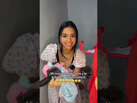 Su primera piñata😍😍😍