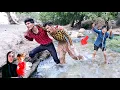 Download Lagu Ramin's attempt to search for Zulfa by the river with a broken leg with the help of Afshin😭