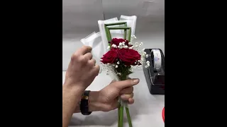 دسته گل رز سه شاخه طبیعی که همین مدل رو با دوشاخه یا تک شاخه هم میشه زد 