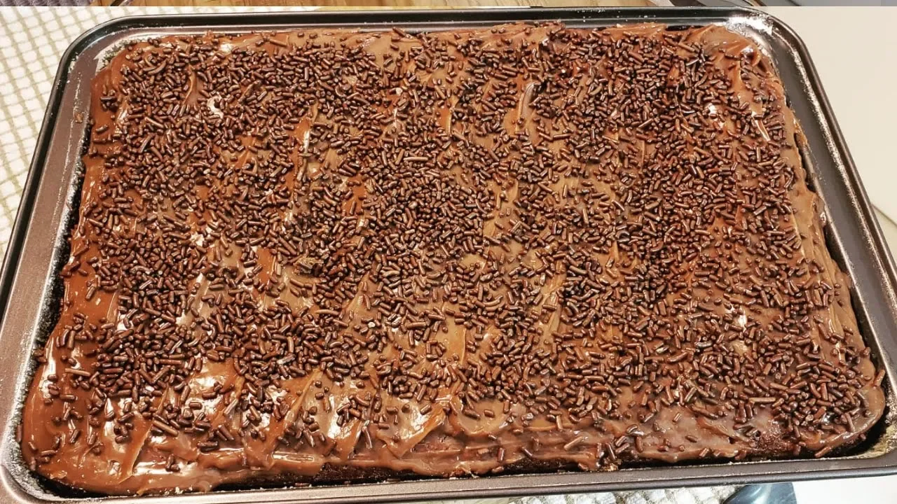 BOLO DE CHOCOLATE NO TABULEIRO, QUALQUER PESSOA FAZ ESSE BOLO DE TÃO FÁCIL QUE É BOLO CASEIRO