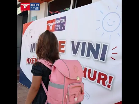 “Mos u mërzit, do kalosh bukur në shkollë!” – Pse kjo fjali nuk e ndihmon fëmijën?